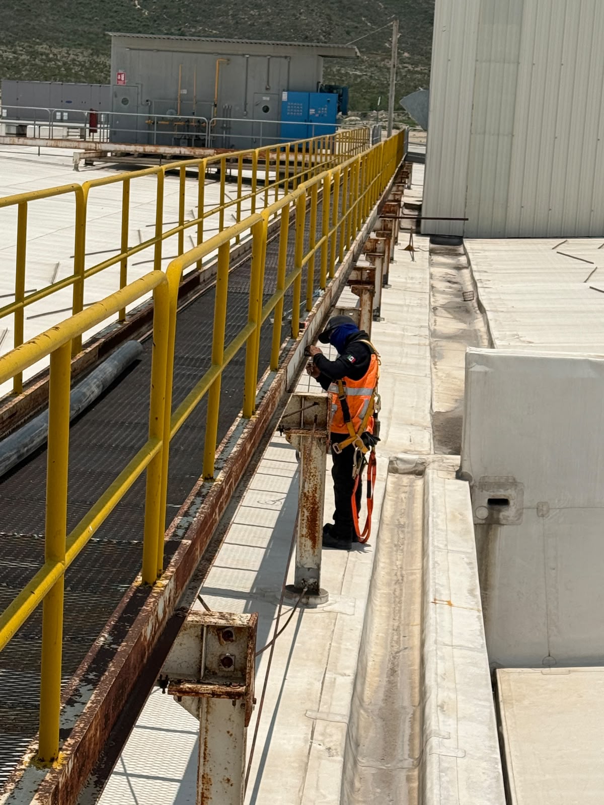 Recorrido de tubería en instalación industrial